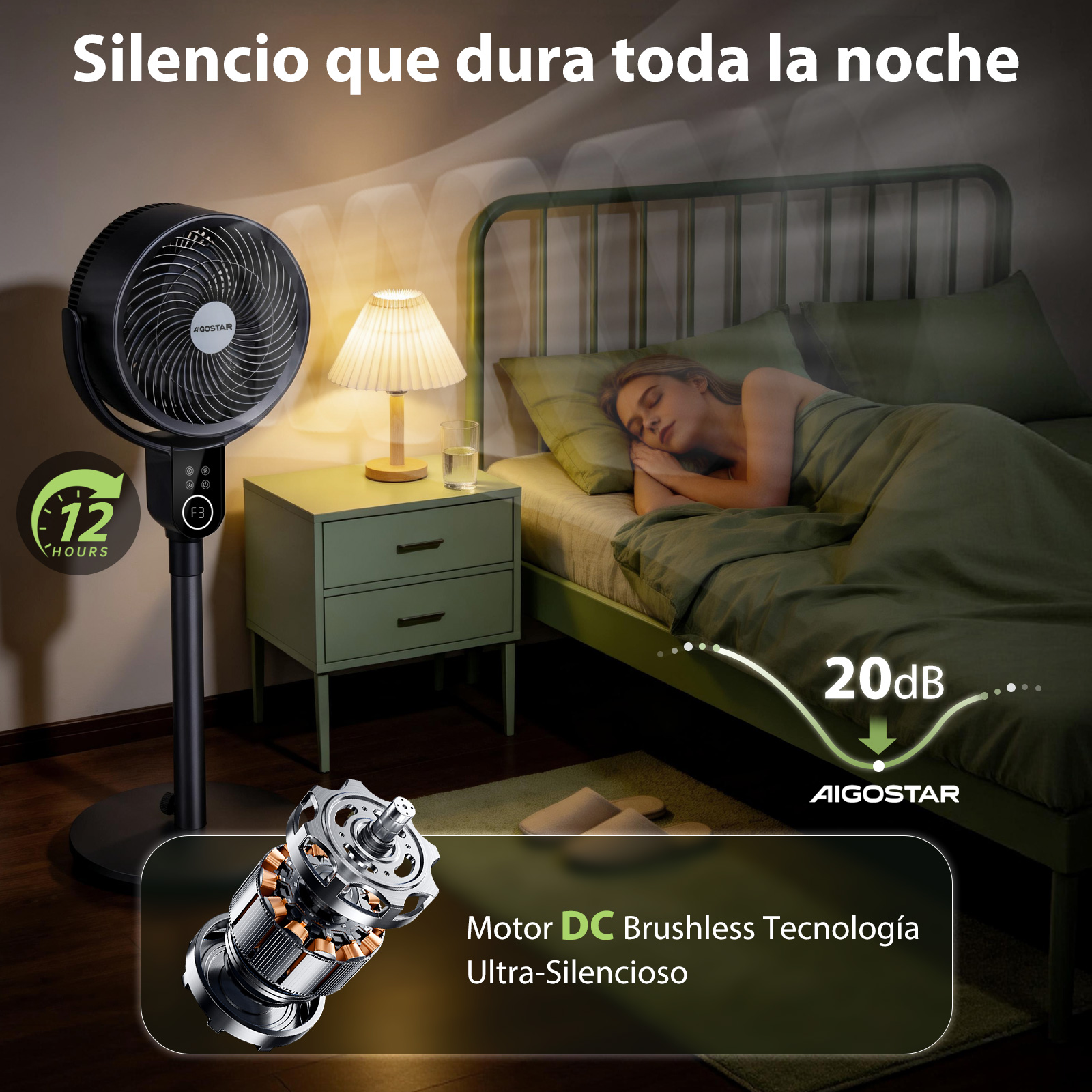Ein schwarzer Standventilator steht neben einem Nachttisch mit Lampe. Eine Frau schläft im Bett.