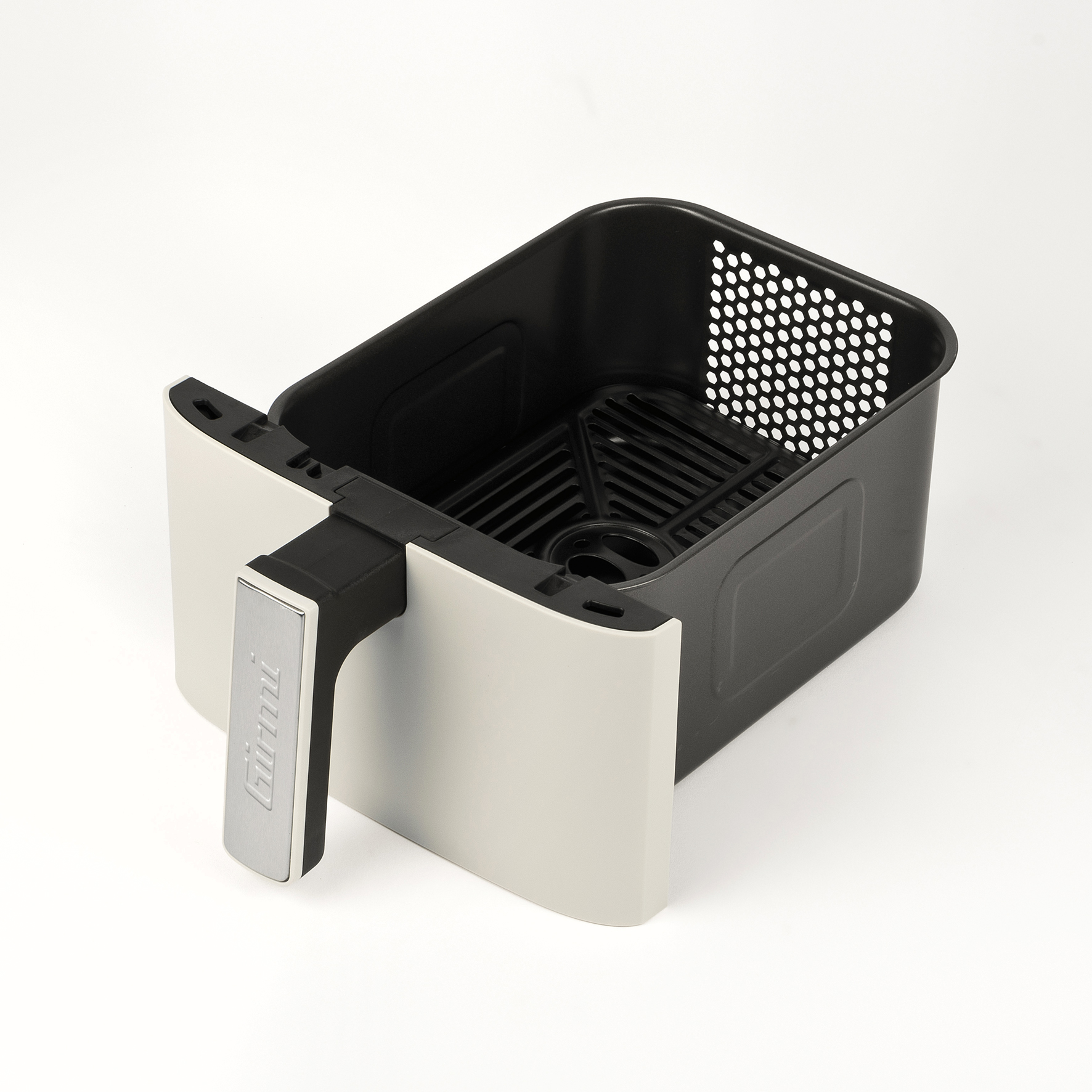 Ein heller Airfryer-Korb mit schwarzem Einsatz und Griff.
