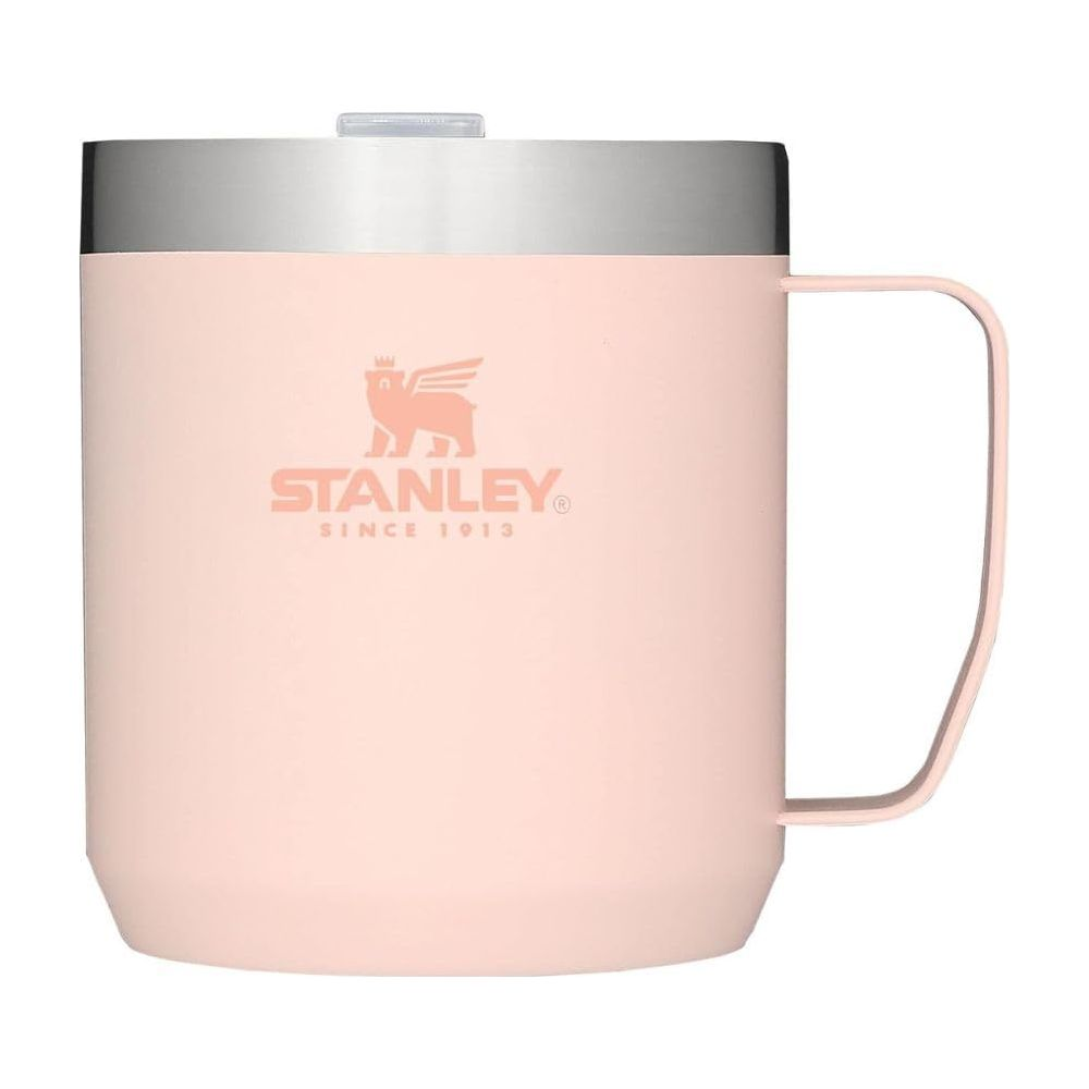 Gümüş kenarlı ve saplı açık pembe Stanley kupa. Üzerinde logo basılıdır.