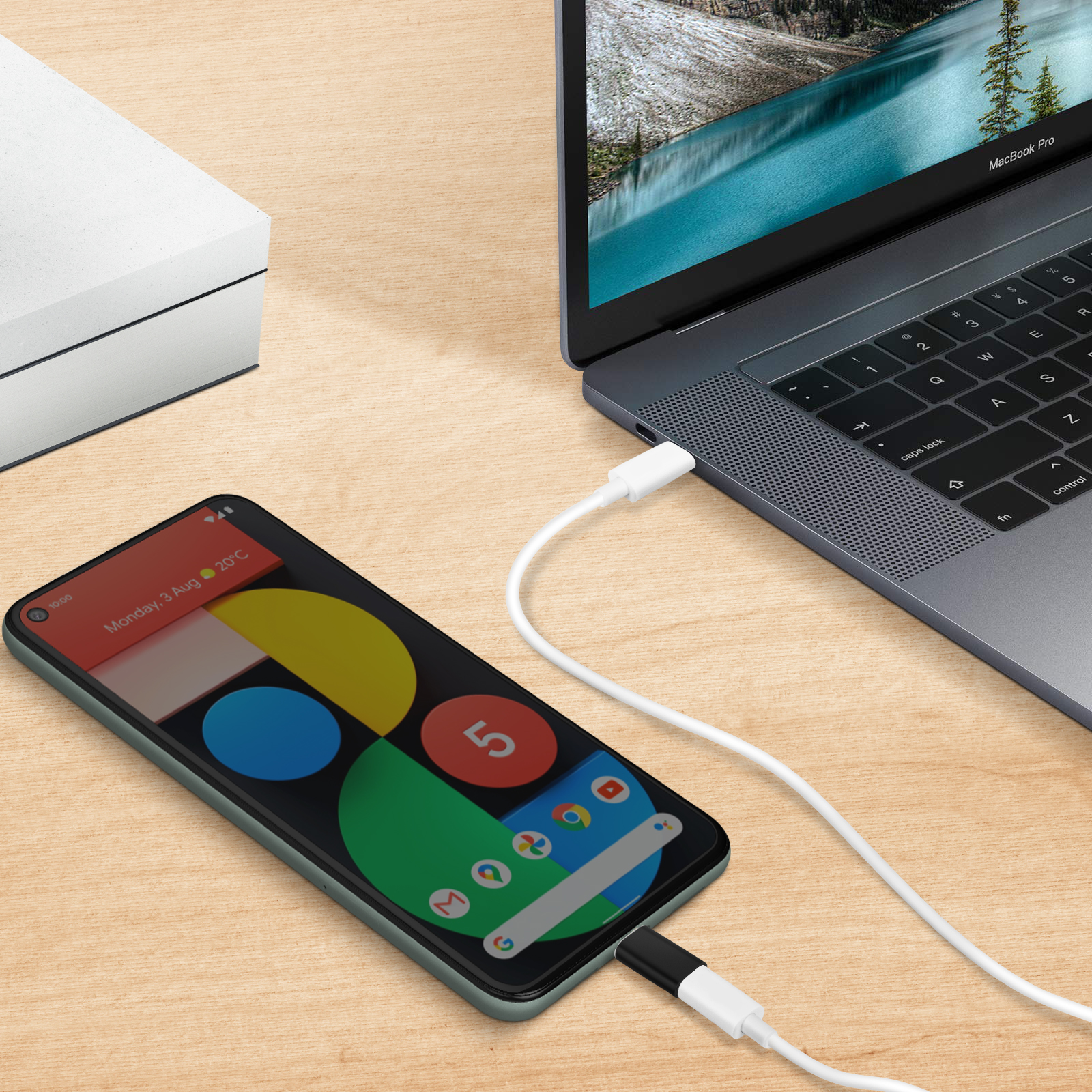Un laptop e uno smartphone collegati tramite cavi USB-C.