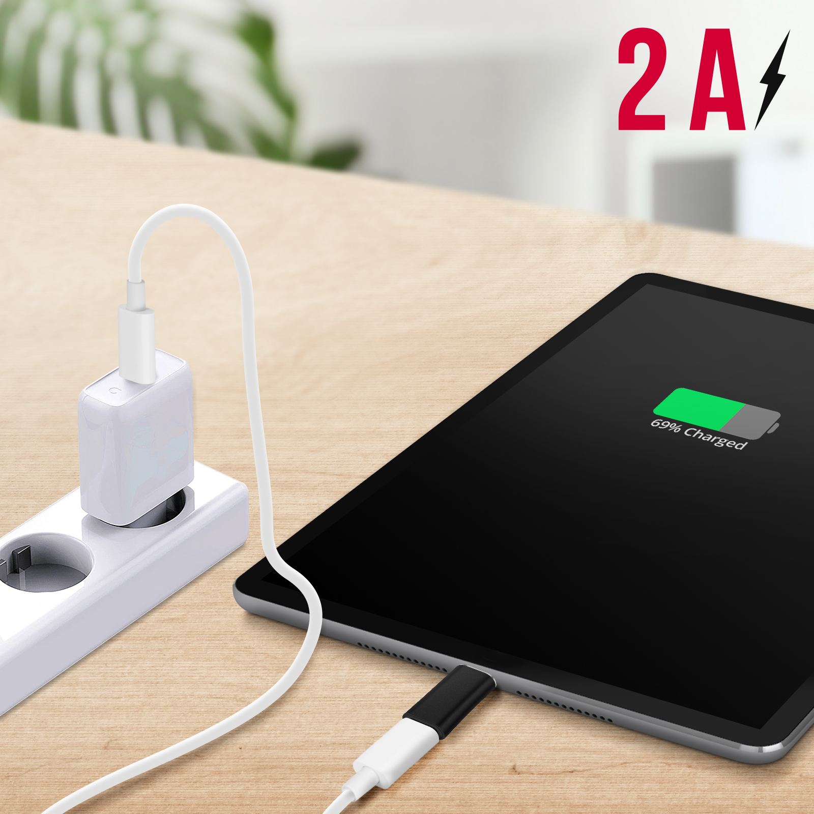 Un caricabatterie alimenta un tablet che mostra il 69% di carica.