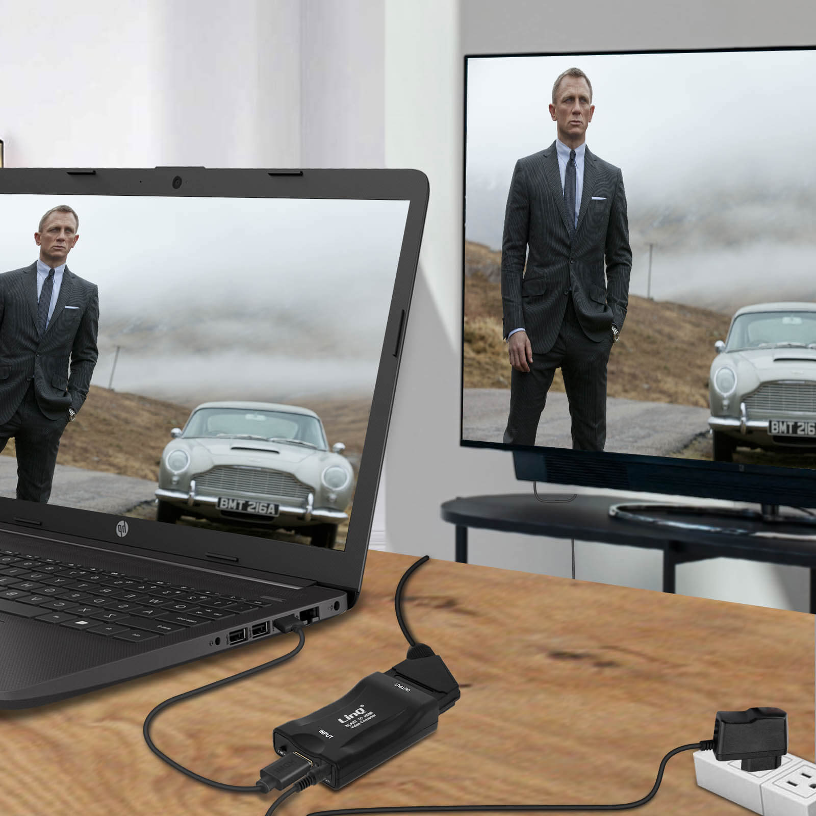 Un laptop e una TV mostrano James Bond, collegati da cavi e un convertitore.