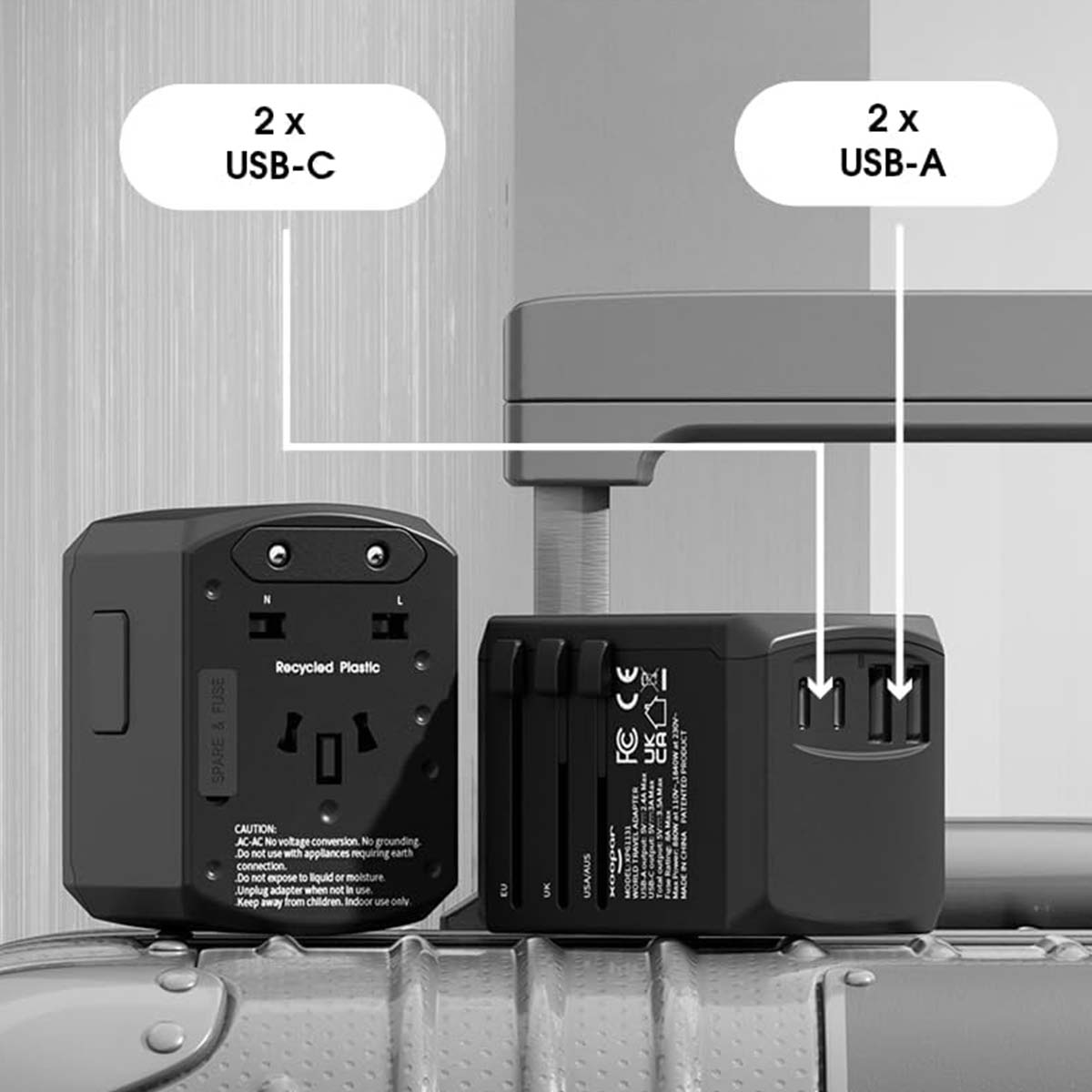 Due adattatori da viaggio neri. Uno ha 2x USB-C, l'altro 2x USB-A.