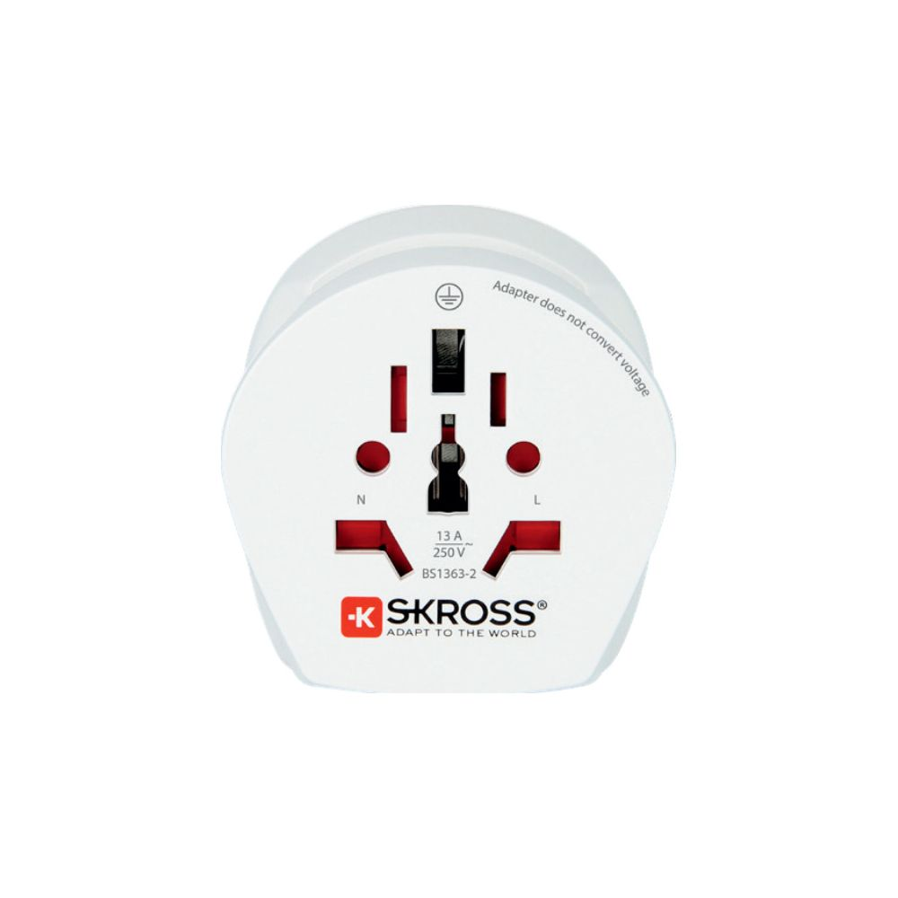 Un adattatore da viaggio bianco con prese multiple, dice 'Adapter does not convert voltage'.