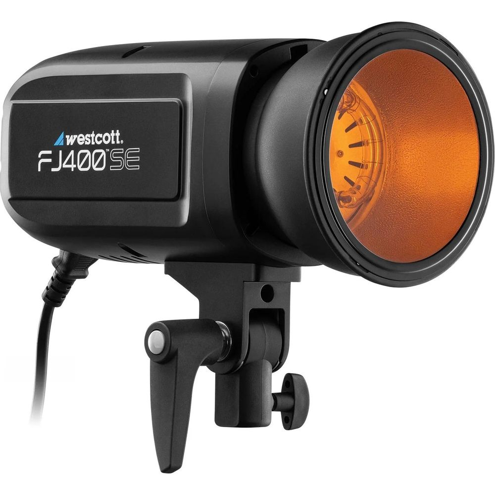 Schwarzer Studioblitz mit orangefarbenem Lampenschirm und Westcott FJ400SE-Logo.