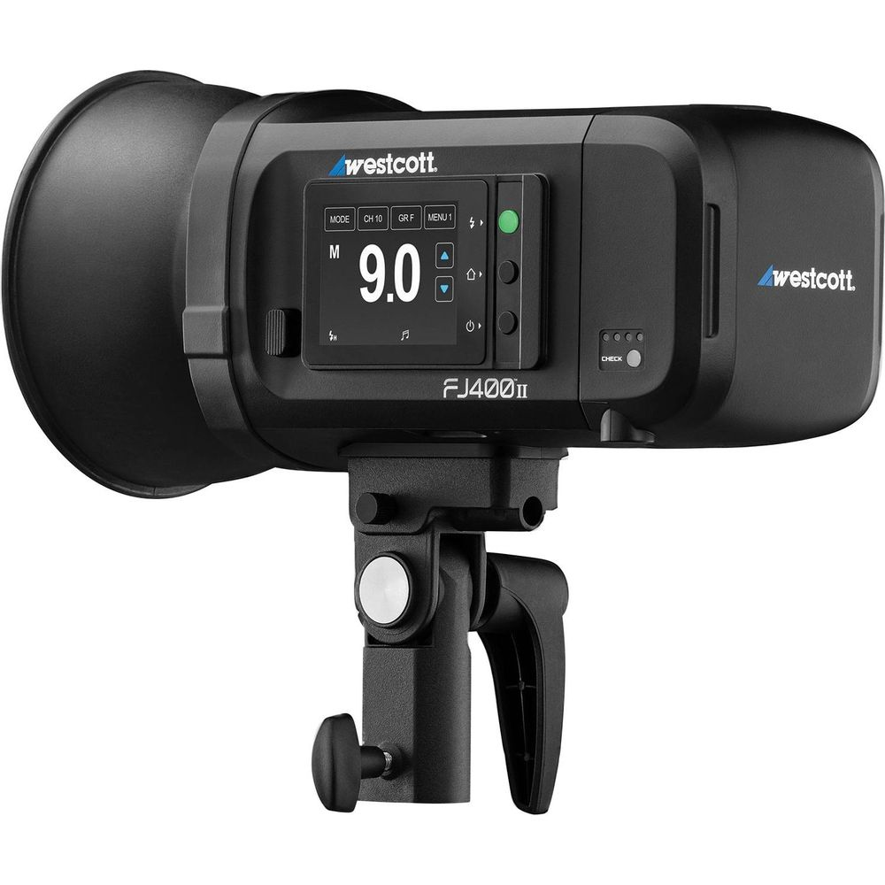 Ein Westcott FJ400II Studioblitz mit Display und Halterung, schwarz.
