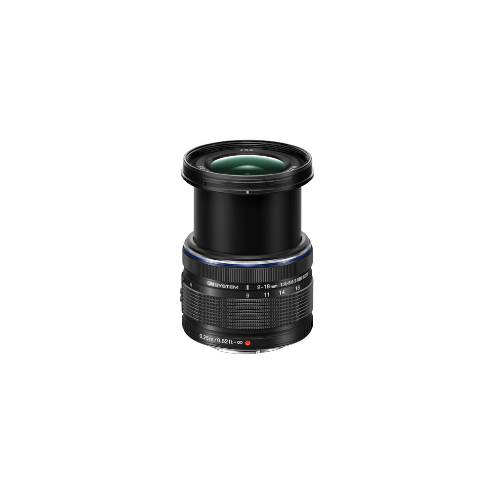 Ein schwarzes OM SYSTEM 9-18mm Objektiv mit silbernen Akzenten und Blendenring.