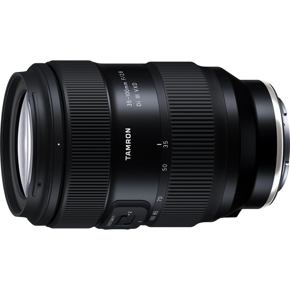 Schwarzes Tamron 35-100mm F/2.8 Di III VXD Objektiv mit Fokusmarkierungen und Schalter.