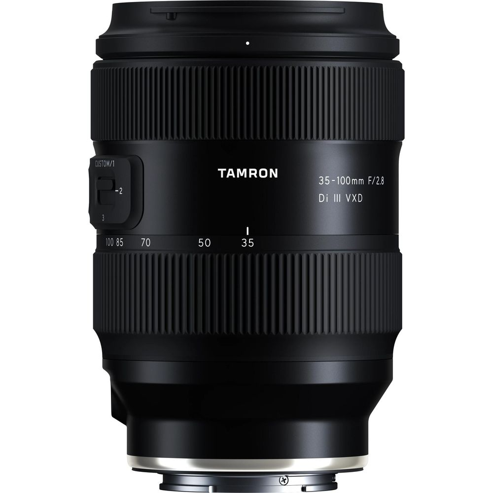 Schwarzes Tamron 35-100mm F/2.8 Objektiv mit Zoomring und Fokusmarkierungen.