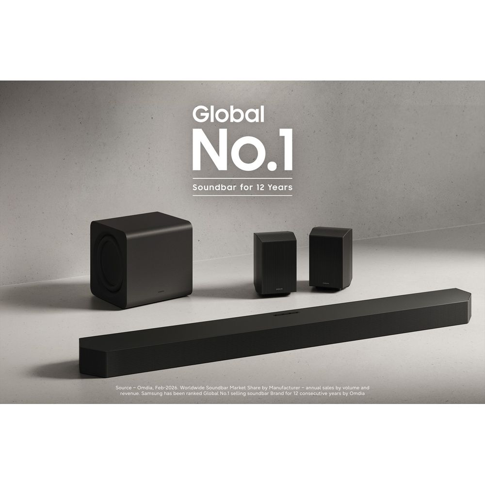 Barre de son noire avec caisson de basses et deux enceintes satellites sur fond gris.