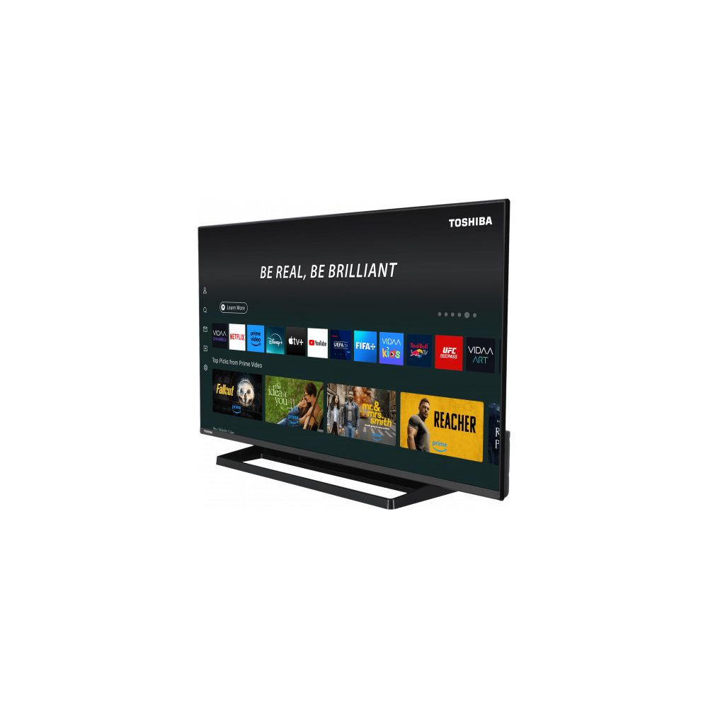 Ein Toshiba Smart TV zeigt die Benutzeroberfläche mit App-Symbolen und Filmpostern an.