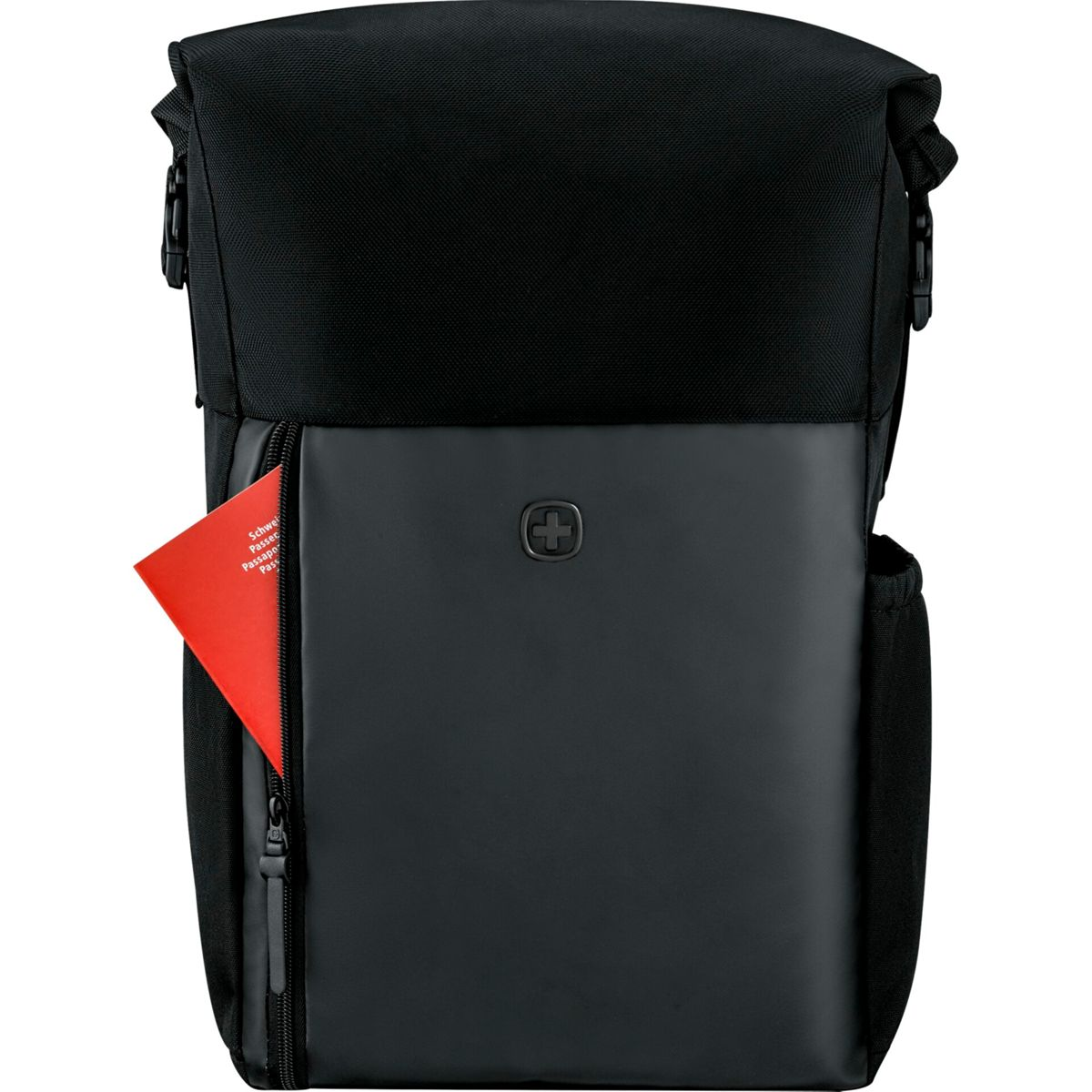 Schwarzer Rucksack mit rotem Reisepass in Reißverschlusstasche.