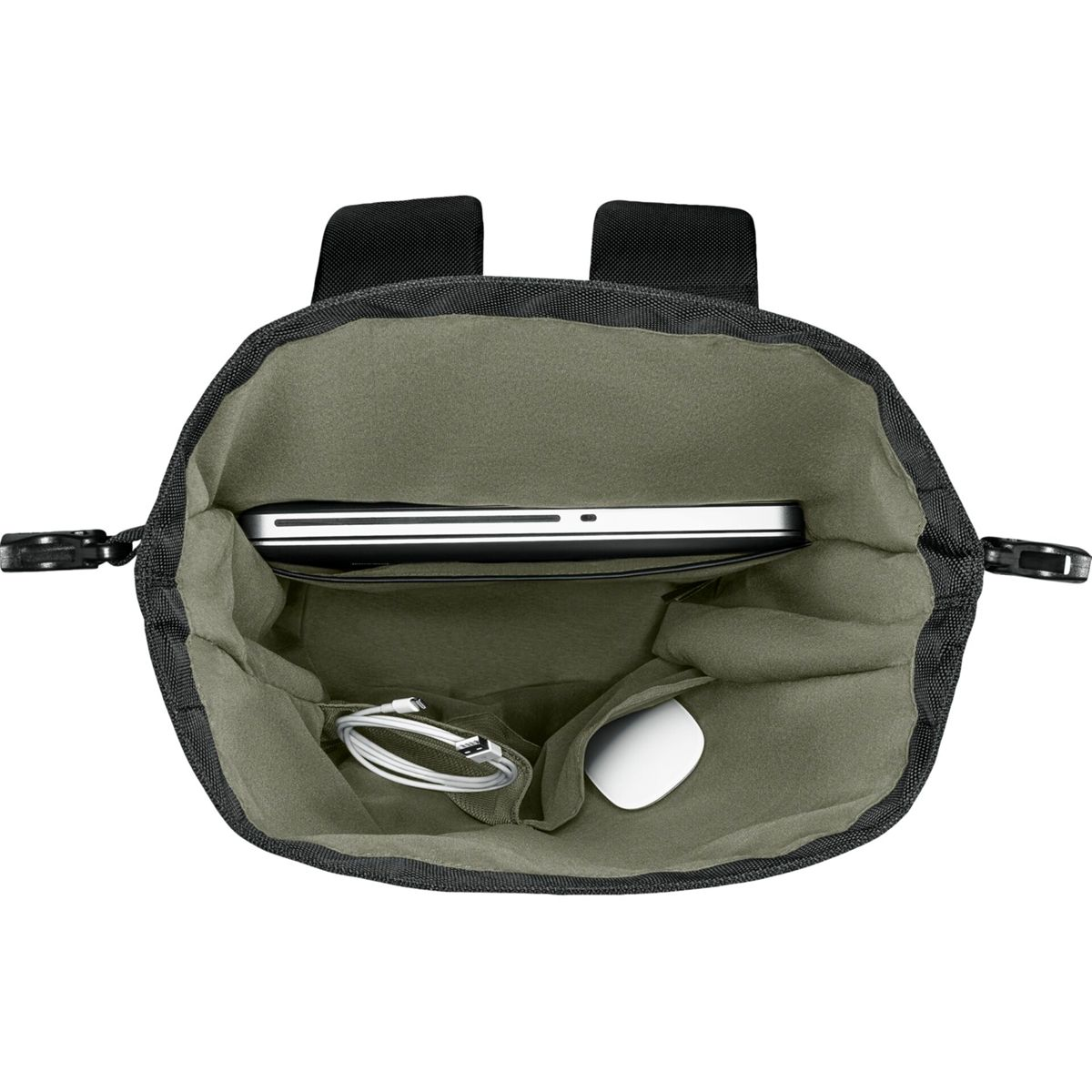 Draufsicht auf das Innere eines offenen Rucksacks mit Laptop, Kabel und Maus.