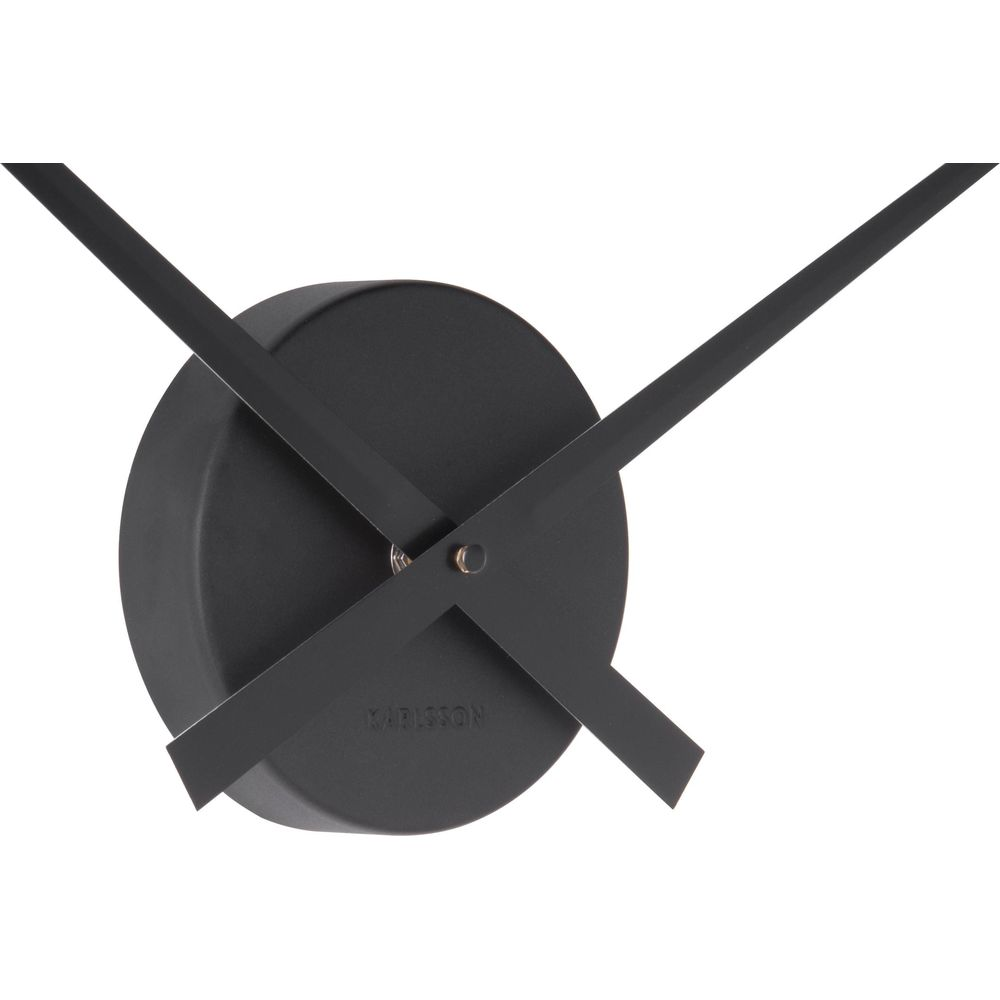 Orologio da parete nero con lancette minimaliste e nome del marchio KARLSSON.