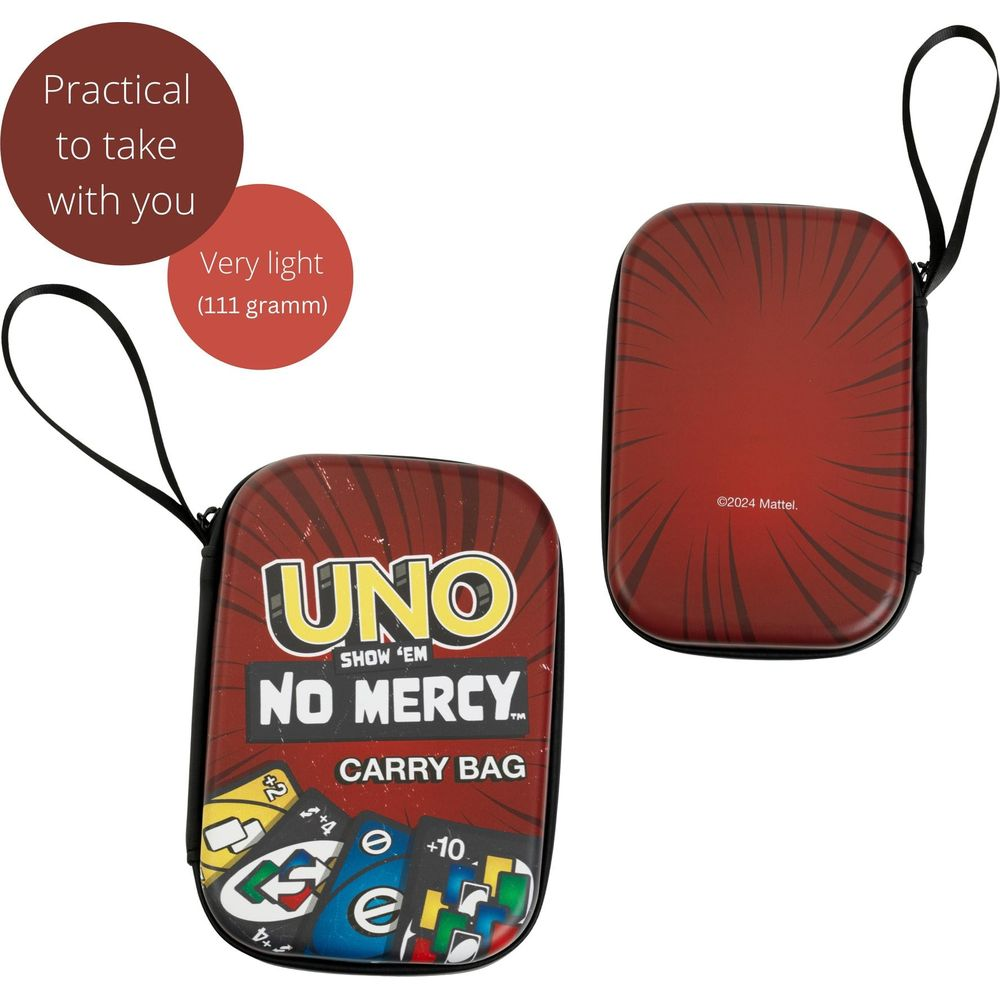 Deux sacs de transport UNO No Mercy, un avec art de cartes, un rouge avec motif rayons.