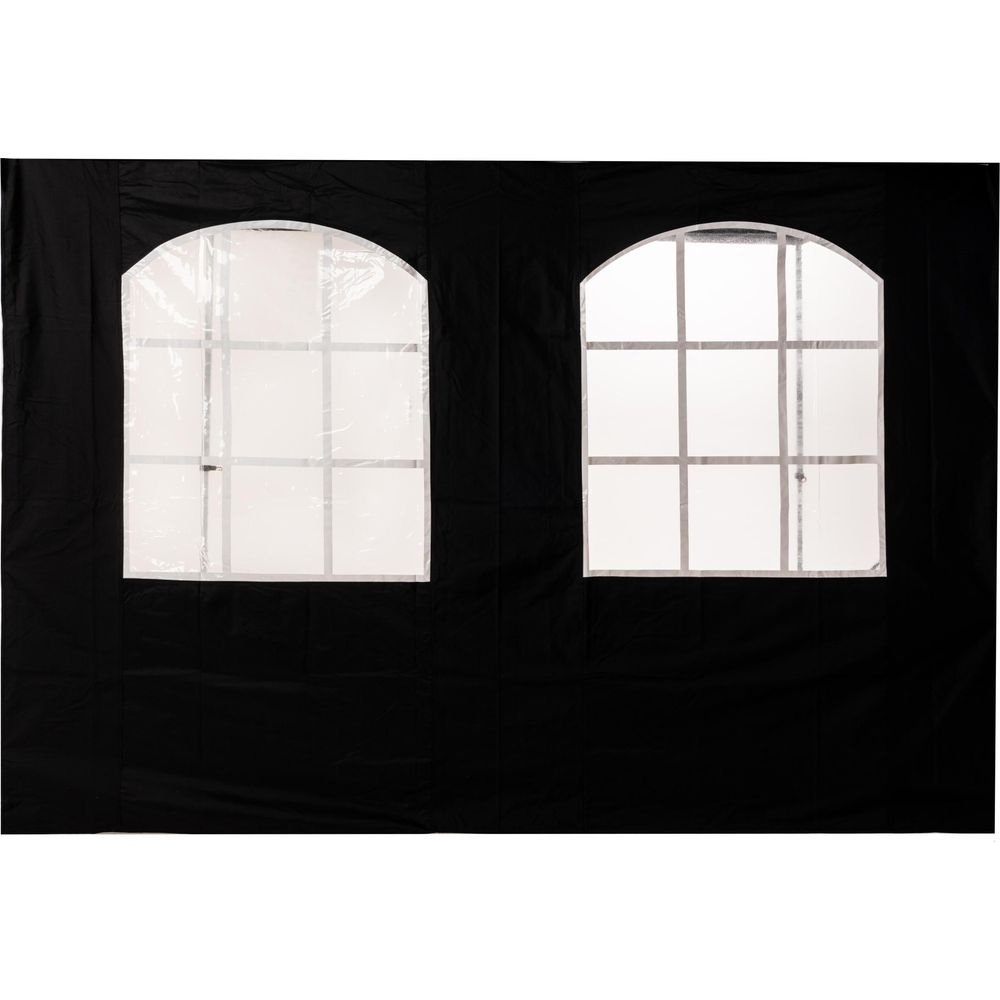 Zwei bogenförmige weiße Fenster mit Gittern auf schwarzem Hintergrund.