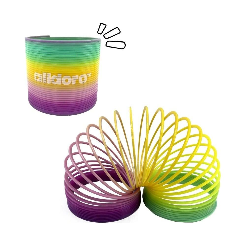 Se muestra un juguete slinky arcoíris enrollado y extendido, sobre fondo blanco.