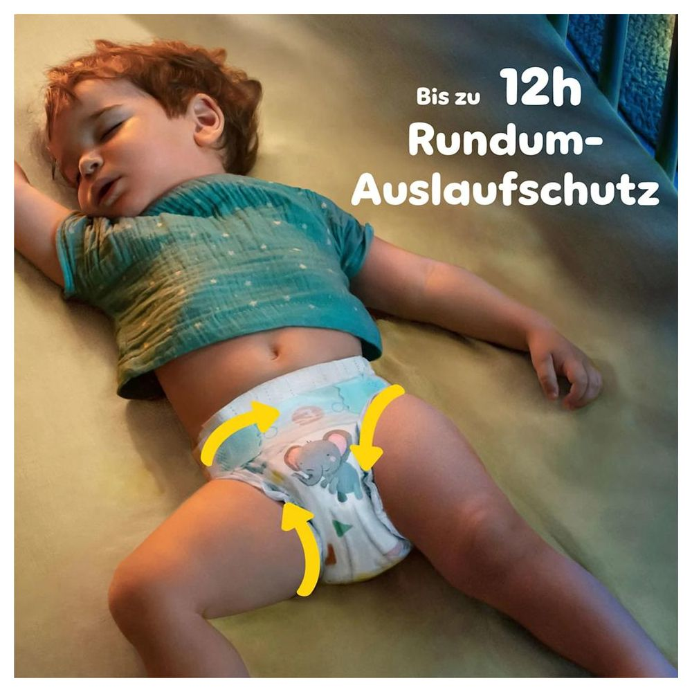 Kleines Kind schläft in Windel mit Elefantenmotiv und Pfeilen.