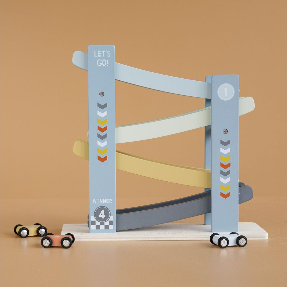 Ein Holz-Rennspielzeug mit Autos und Rampen, beschriftet mit 'LET'S GO!'