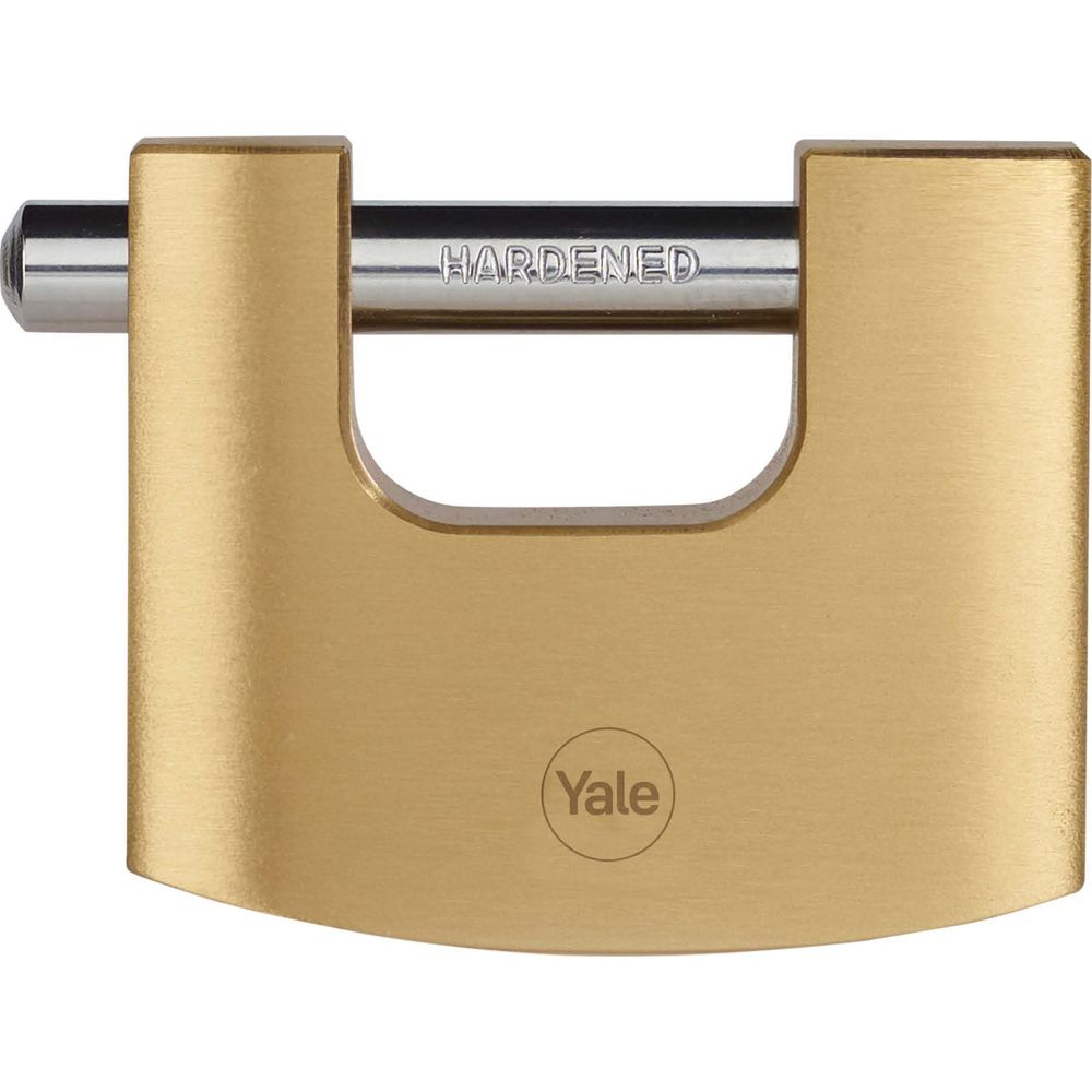 Ein goldener Yale Vorhängeschloss mit gehärtetem Bügel.