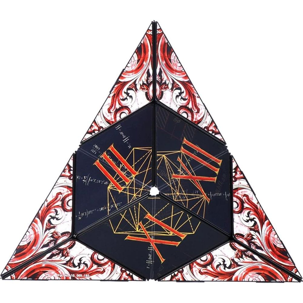 Un puzzle triangolare con motivi ornamentali rossi e bianchi e facce nere con simboli matematici dorati.