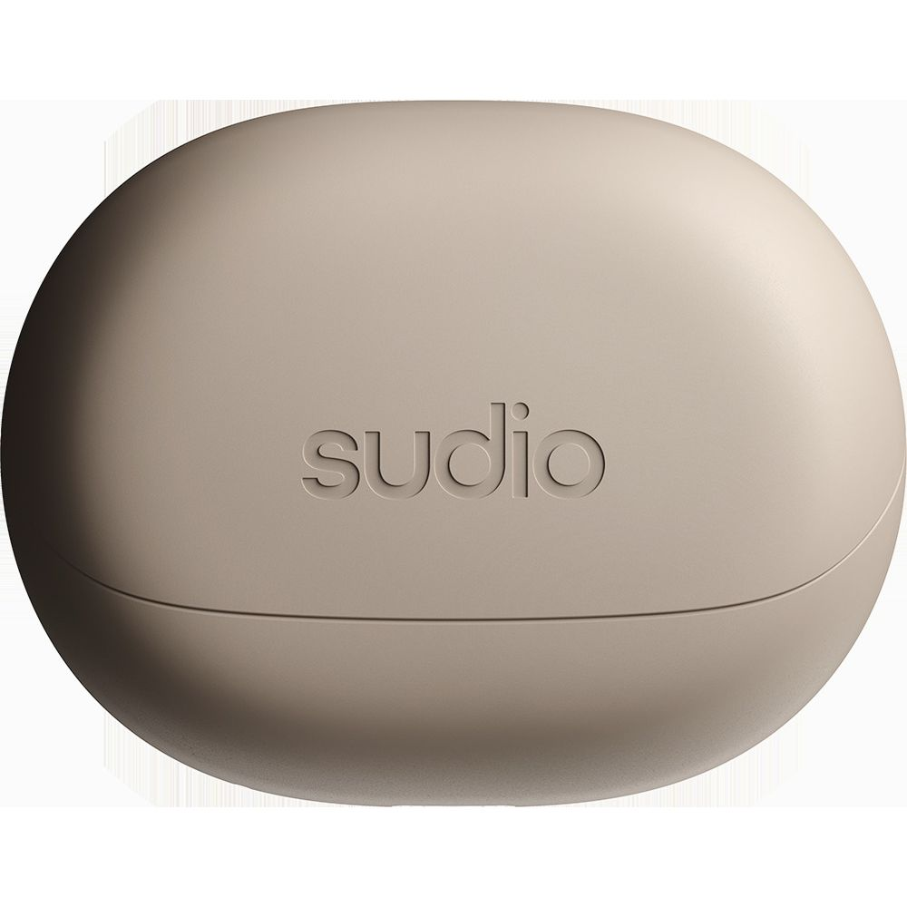Eine beige Sudio-Ladehülle mit geprägtem Logo auf weißem Hintergrund.