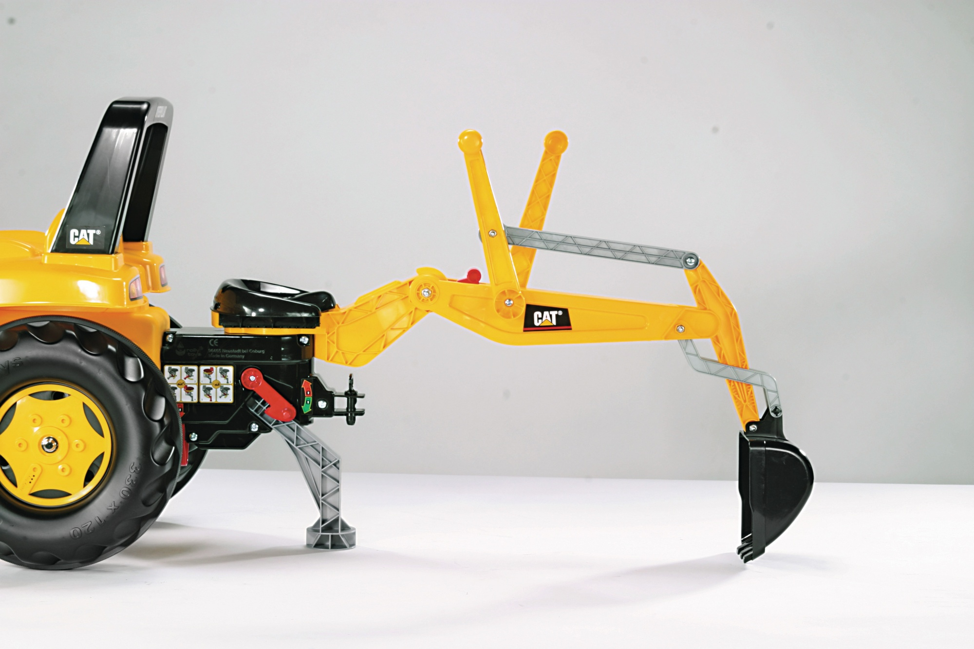 Pelleteuse jouet CAT jaune avec siège noir et grande roue.