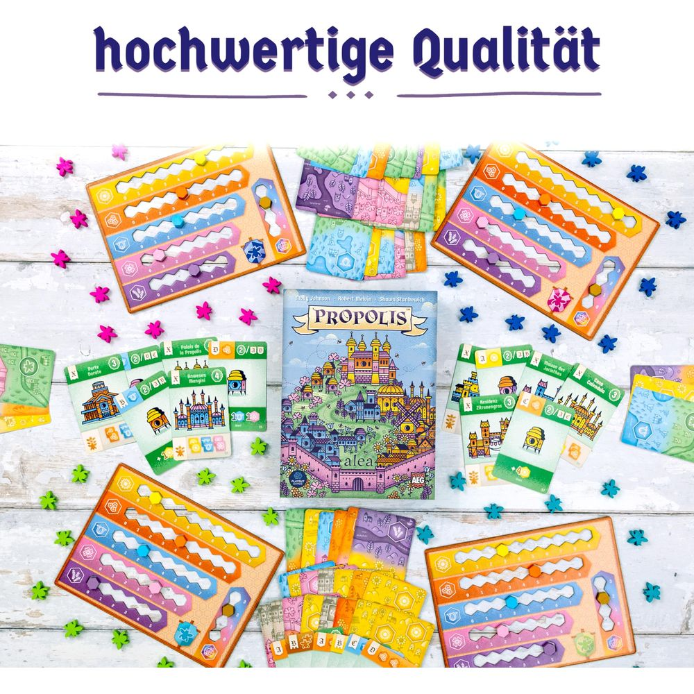 Brettspielkomponenten mit Spielbrett, Karten und bunten Steinen auf Holzhintergrund.