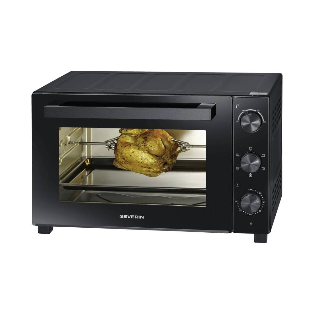 Un poulet doré tourne sur une broche dans un four noir.