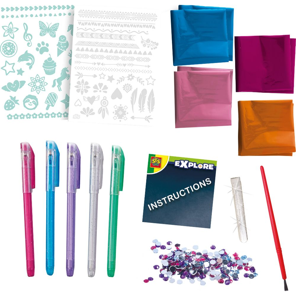 Kit creativo con penne, adesivi, fogli di alluminio, glitter, istruzioni e pennello.