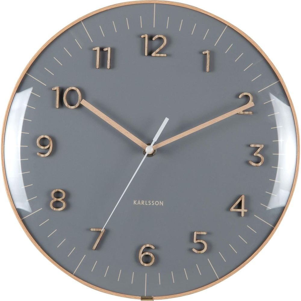 Orologio da parete grigio con cornice in legno e numeri in legno.