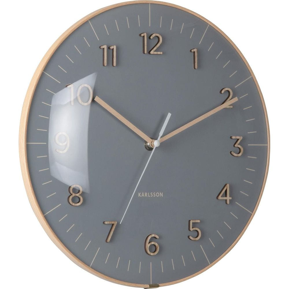 Orologio da parete grigio con cornice e numeri in legno. Lancette su 10:02.