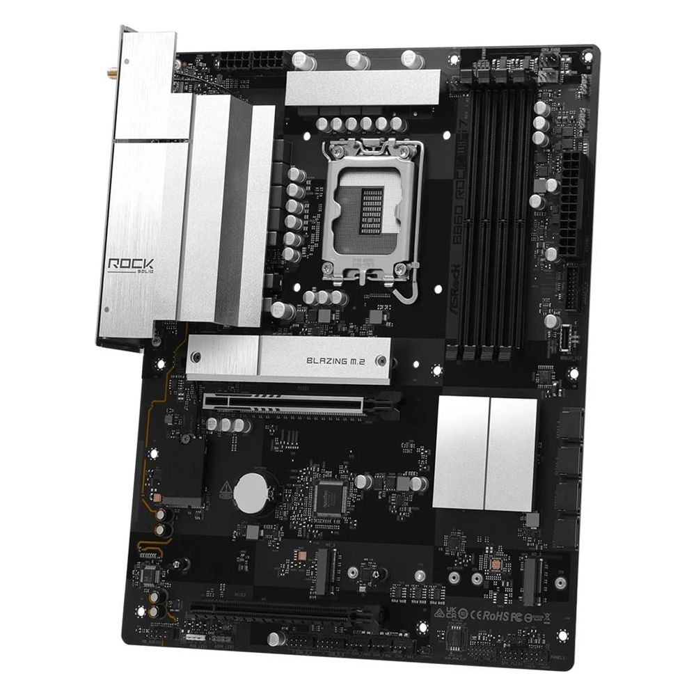 Ein schwarzes Motherboard mit silbernen Kühlkörpern und zahlreichen Komponenten.
