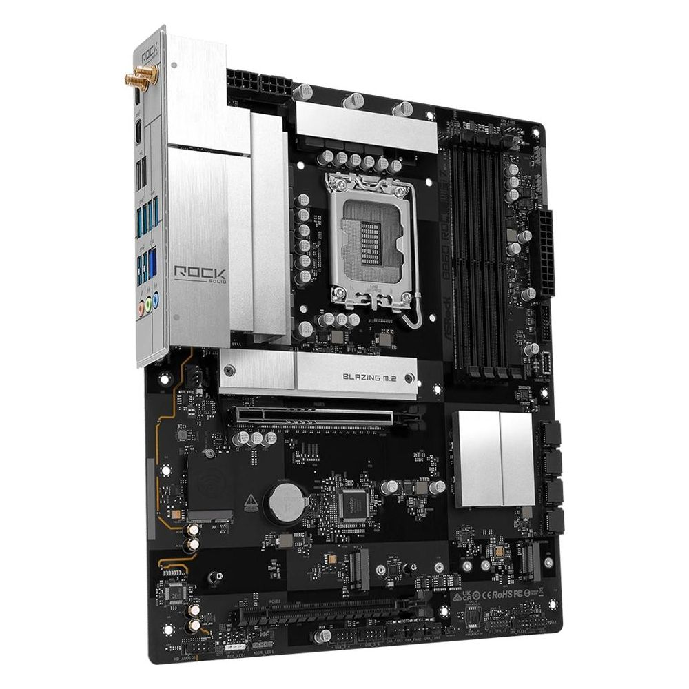 Schwarzes Motherboard mit silbernen Kühlkörpern, CPU-Sockel, RAM-Steckplätzen und Anschlüssen.