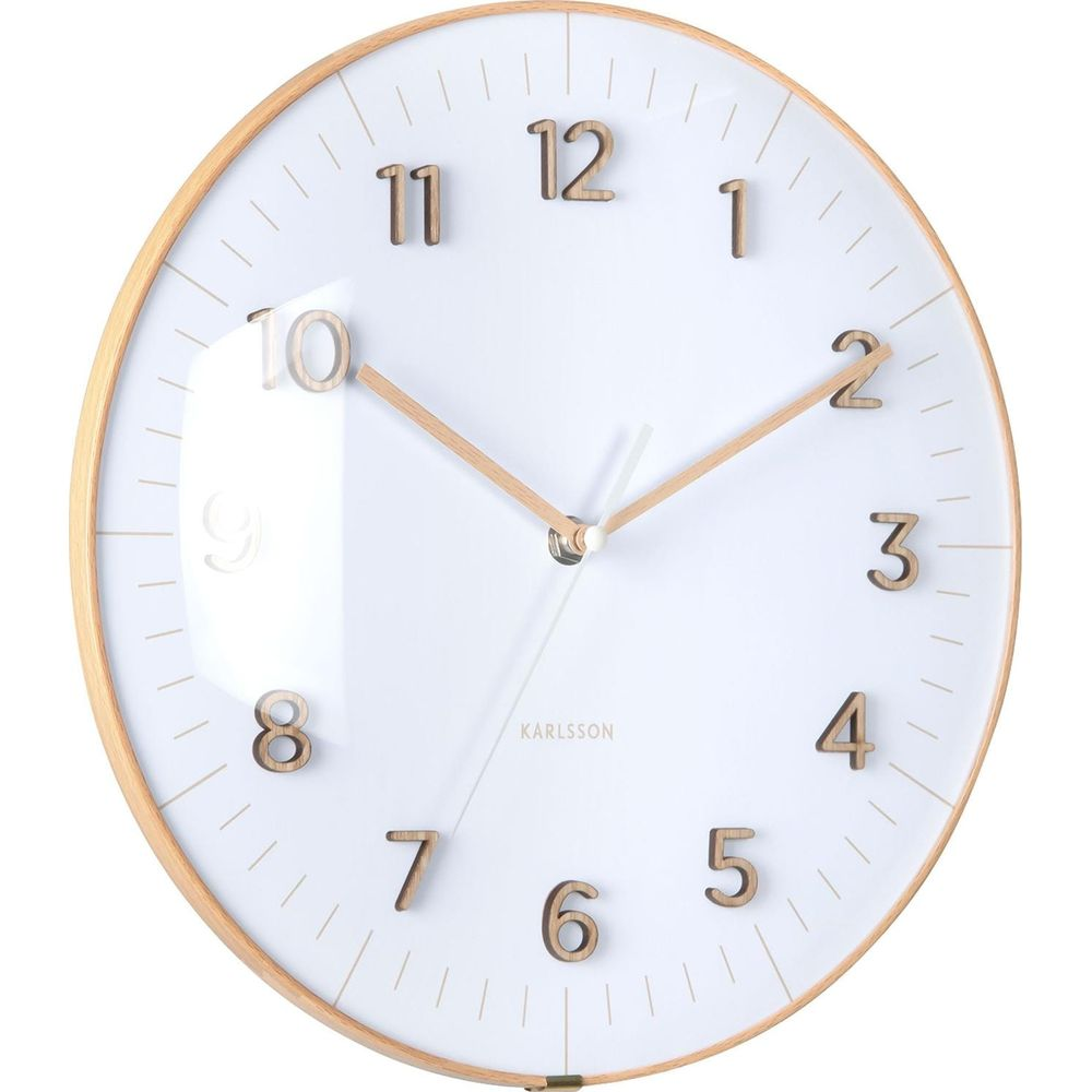 Un orologio da parete bianco con cornice e numeri in legno. Le lancette indicano le 10:09.
