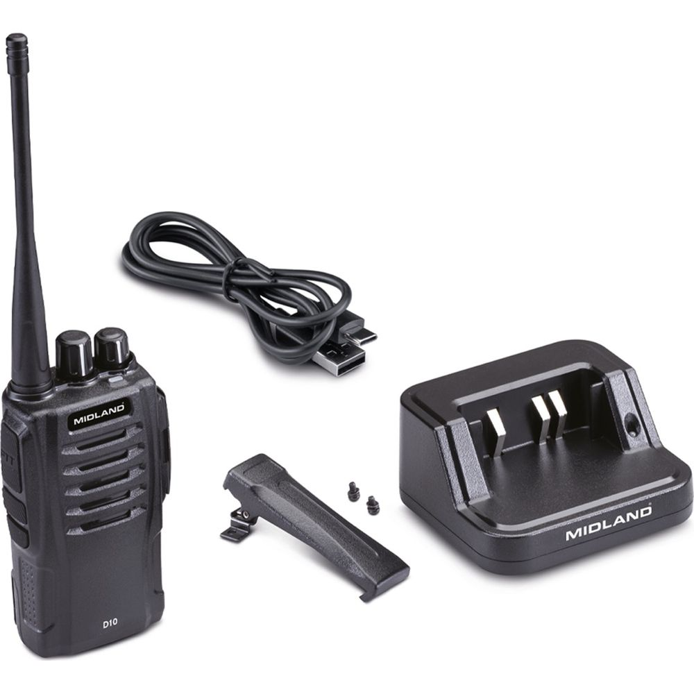 Ein schwarzes Funkgerät, Ladekabel, Gürtelclip und Ladestation liegen auf weißem Grund.