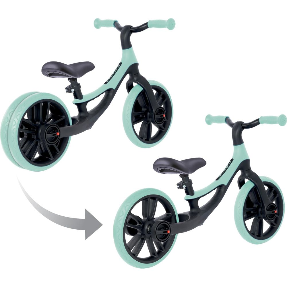 Zwei mintgrüne Kinderfahrräder, eines mit zwei Rädern hinten und eines mit einem Rad.