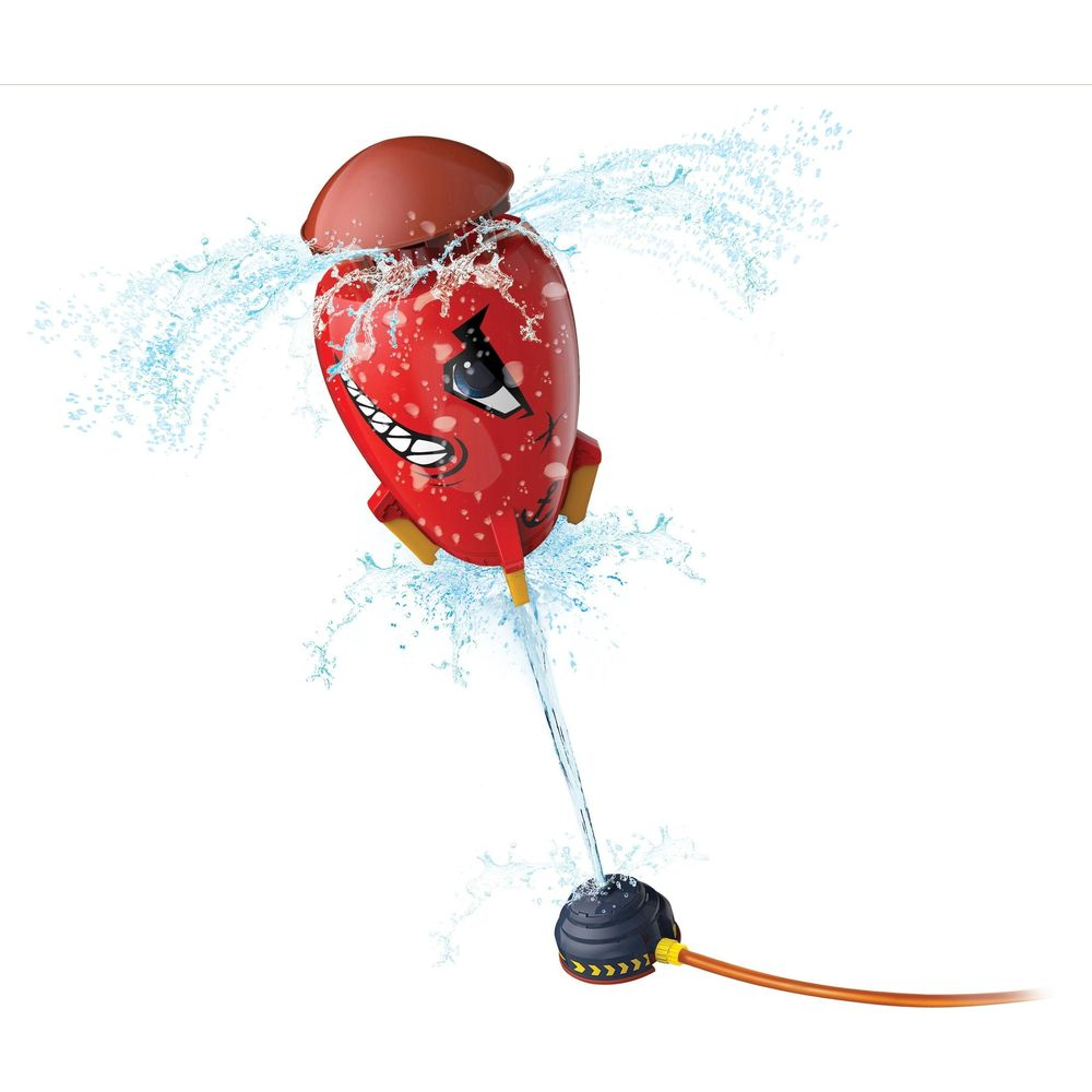 Uno spruzzatore d'acqua rosso a forma di razzo con una faccia buffa.