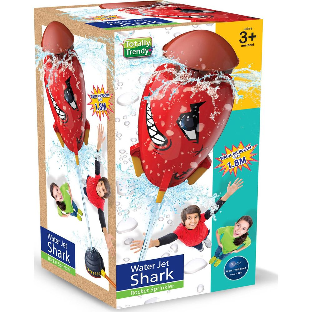 Scatola per uno spruzzatore a razzo squalo a getto d'acqua rosso. Mostra bambini che giocano con l'acqua.