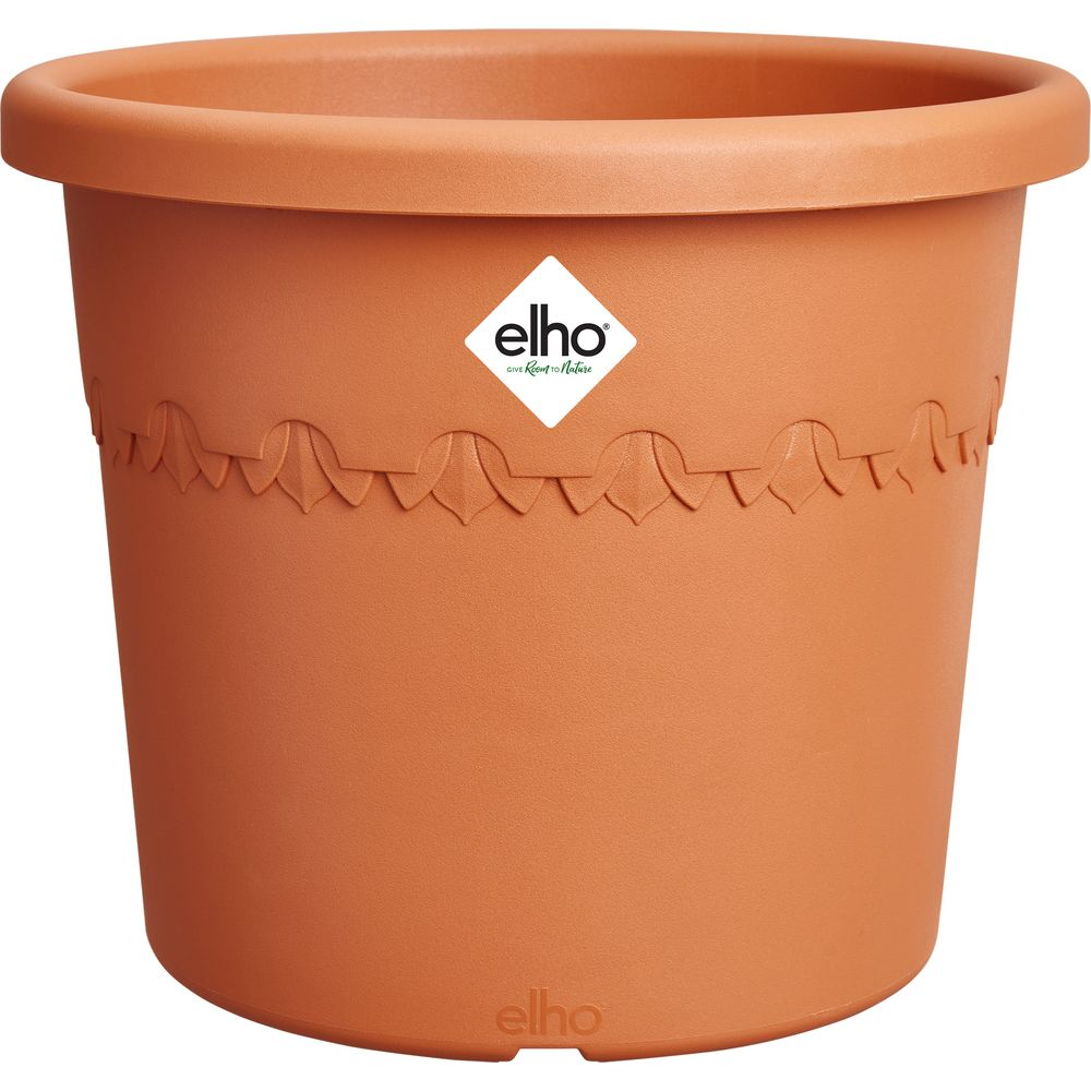 Ein runder, terrakottafarbener Blumentopf mit Elho-Logo und dekorativem Rand.