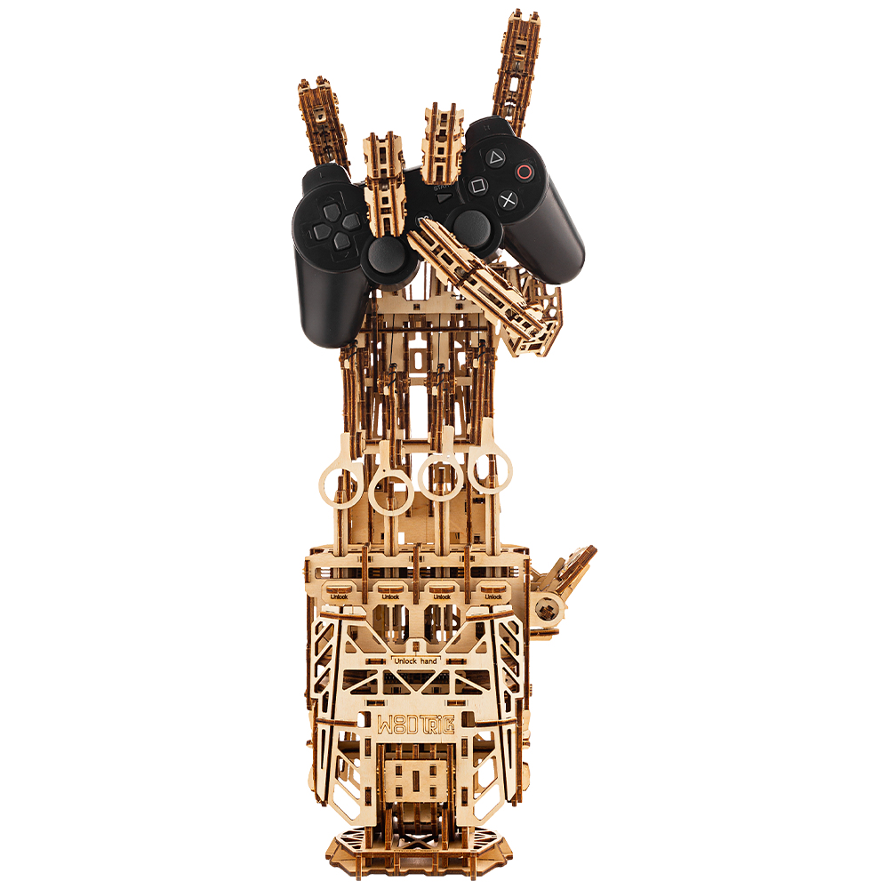 Bras robot en bois avec manette noire faisant le geste "rock on".