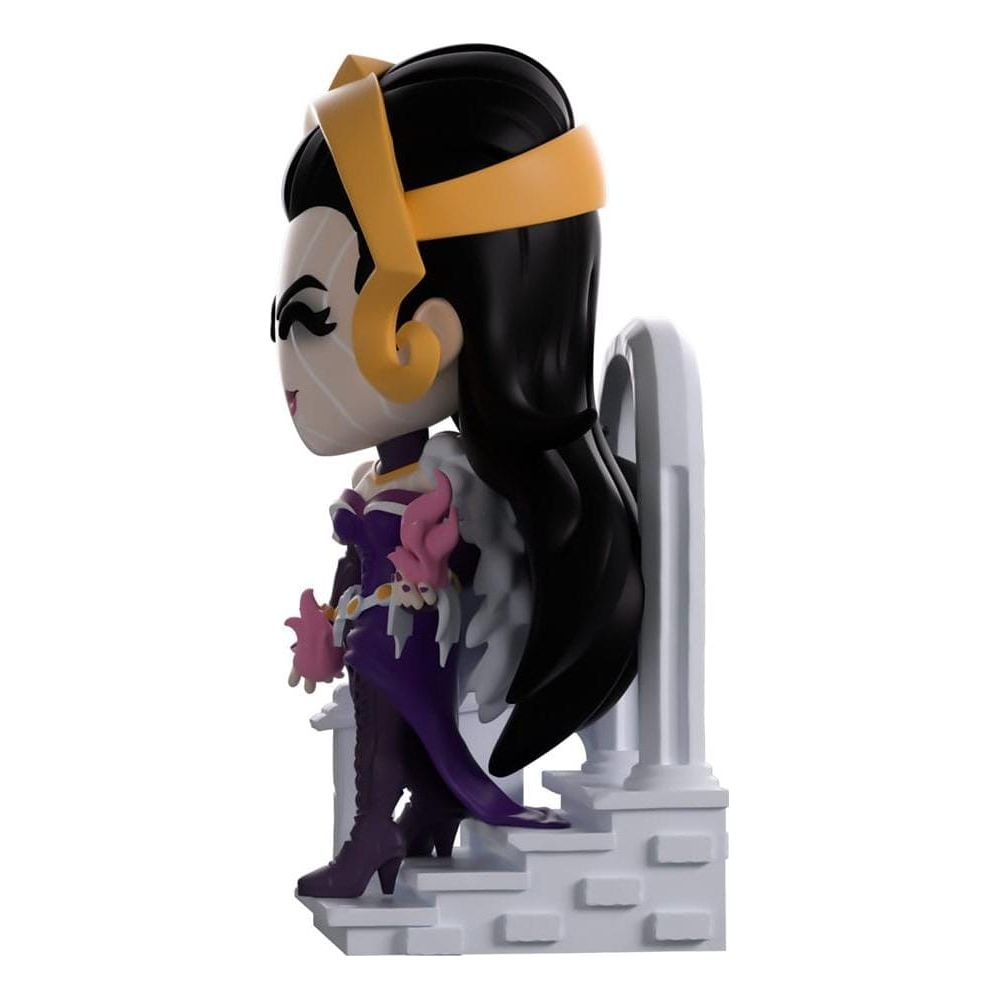 Eine Chibi-Figur mit schwarzen Haaren und gelbem Stirnband steht auf weißen Stufen.