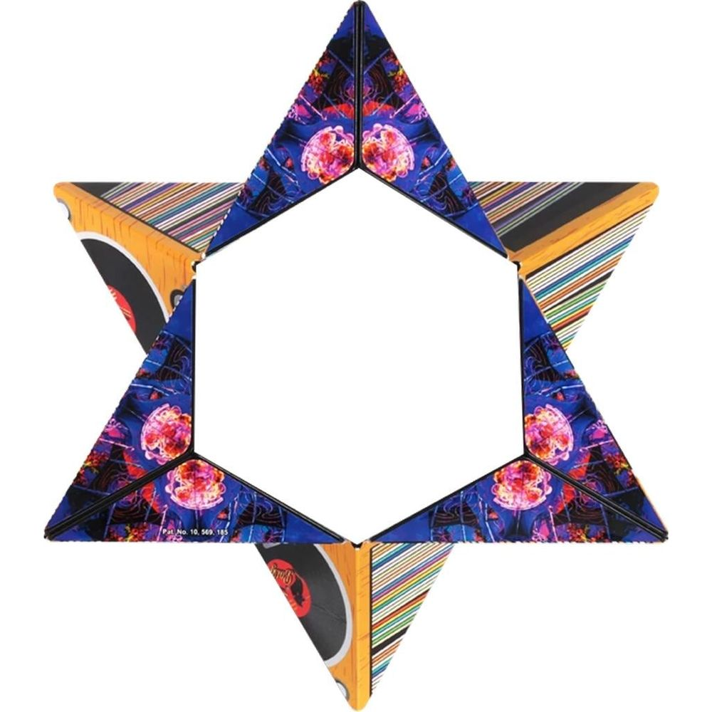 Oggetto a forma di stella fatto di triangoli con motivo psichedelico e strisce.