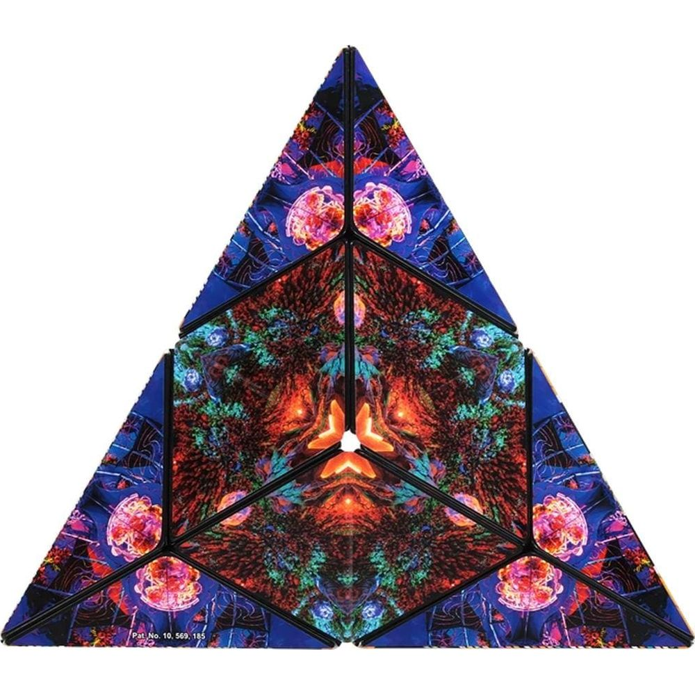 Un puzzle triangolare con un motivo psichedelico blu, arancione e verde.