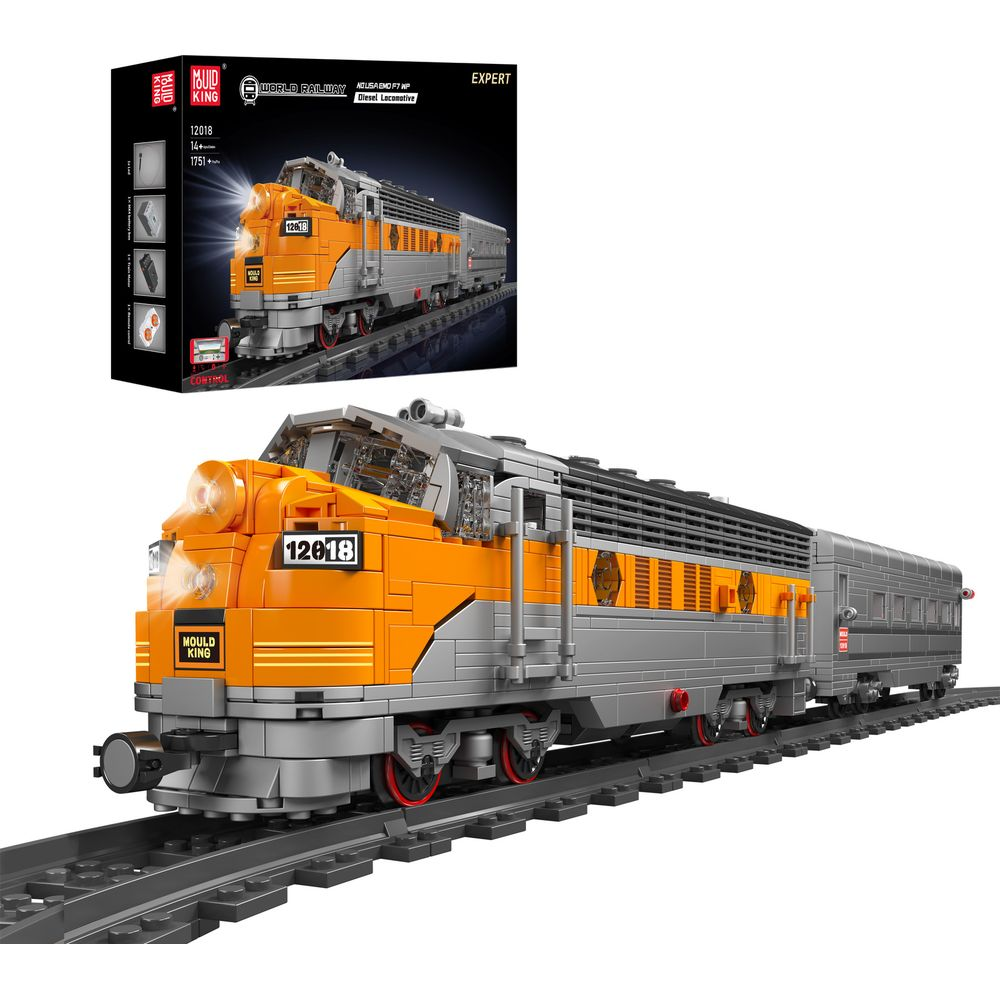 Un set de construction de locomotive diesel jouet orange et grise sur des rails.