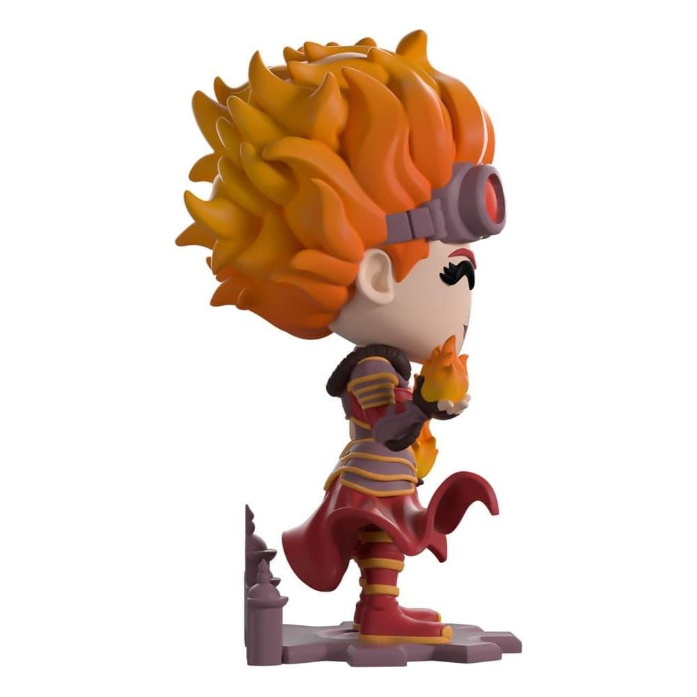 Eine Comicfigur mit orangenem Haar und Schutzbrille hält eine Flamme.
