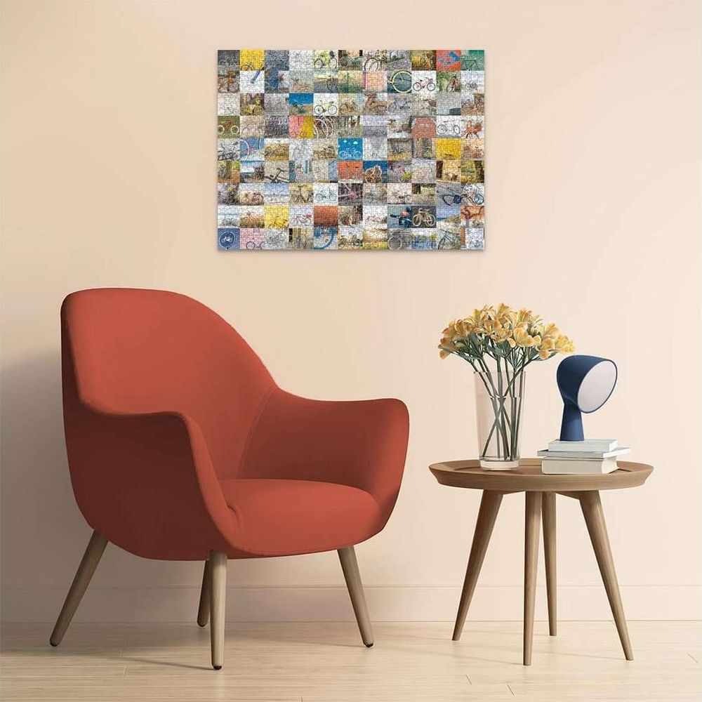 Un fauteuil rouge à côté d'une table ronde en bois avec un vase de fleurs et des livres.