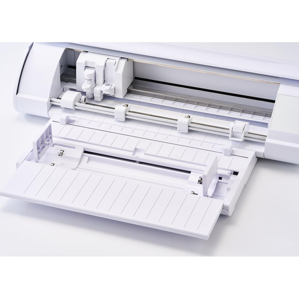 Ein weißer Schneideplotter mit offenem Fach und sichtbaren Rollen und einem Schneidkopf.