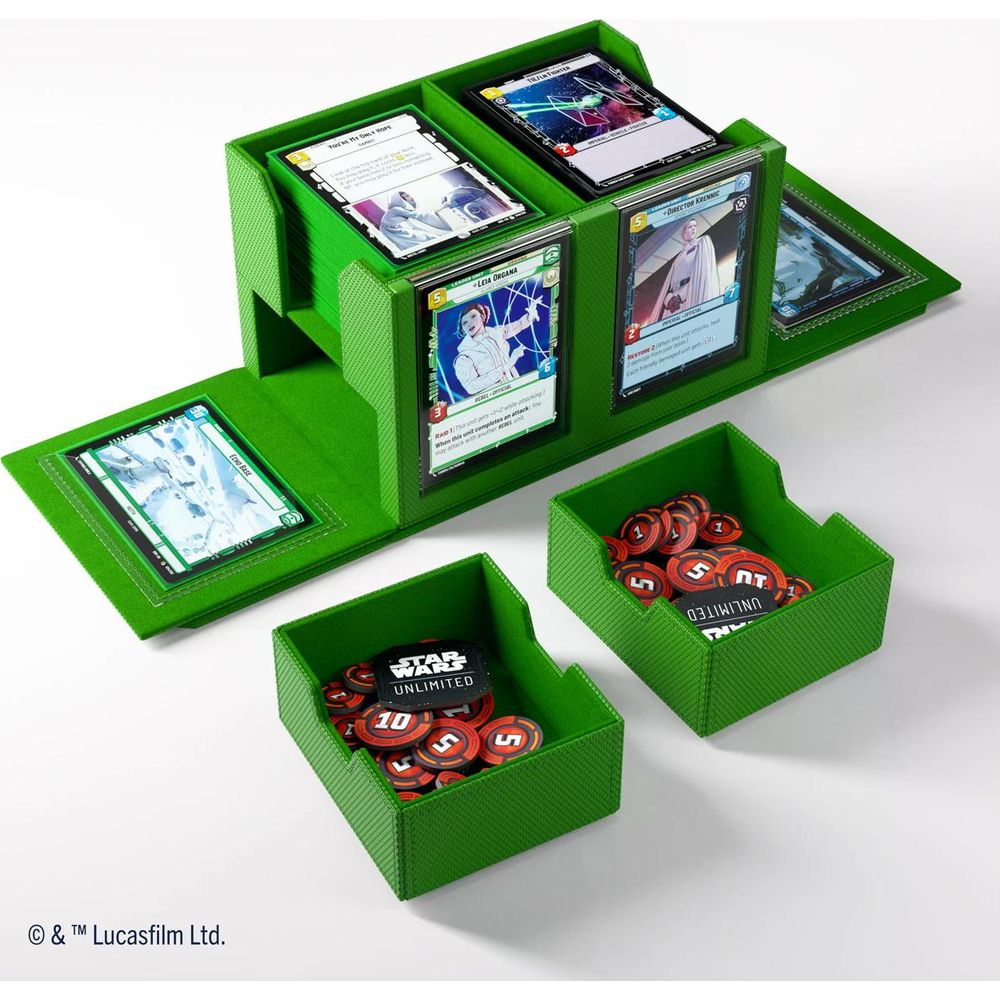 Un jeu de cartes vert avec des cartes Star Wars et des jetons.