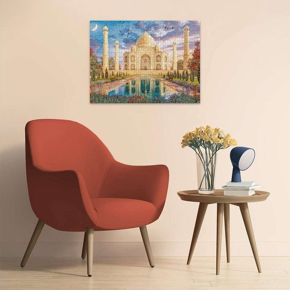 Un puzzle du Taj Mahal avec un étang et des jardins. Un fauteuil rouge est à proximité.